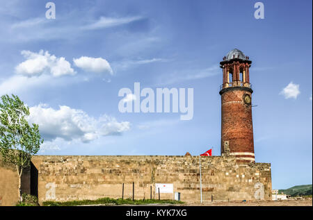 Vue extérieure du bac Minaret ou tour de l'horloge, le château d'Erzurum, Erzurum, Turquie.18 Mai 2017 Banque D'Images