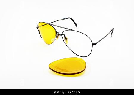 Lentille lunettes jaune brisée sur fond blanc Banque D'Images