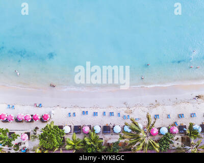 Paysage aérien de belle plage tropicale, vue du dessus du drone Banque D'Images