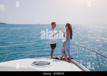 Couple drinking champange sur bateau yacht de croisière sur le style de vie de luxe, Banque D'Images