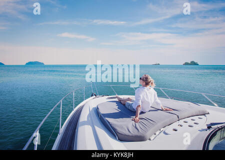 Belle femme profiter de luxueux yacht de croisière, mer Transport par bateau de luxe Banque D'Images