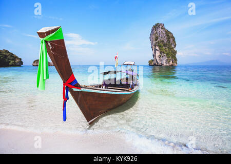 Belle plage en Thaïlande, paradis paysage avec le bleu turquoise de l'eau claire et un bateau à longue queue, les voyages vacances d'été Banque D'Images