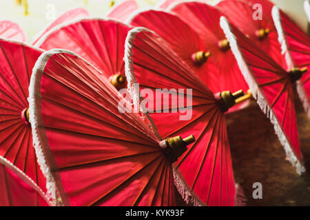 Tissu papier rouge parapluies traditionnels asiatiques pour la vente sur le marché de la rue en Asie Banque D'Images