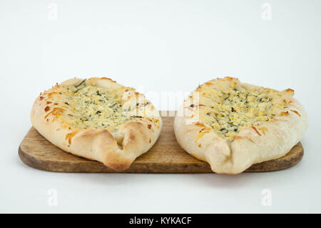 Adjare Khachapuri Géorgien traditionnel, Gâteau fromage fond blanc Vue de côté Banque D'Images