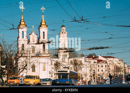 Minsk, Belarus. Le trafic à la rue Lénine et les repères d'historique Église de la résurrection du Christ sur la Place du Marché et hôtel de ville de Sunn Banque D'Images