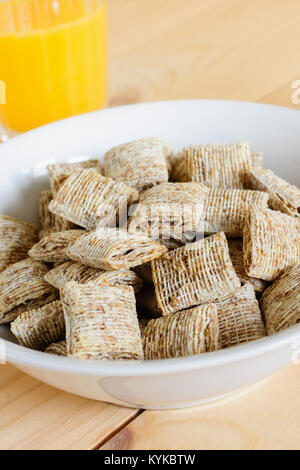 Taille de morsure saine shredded wheat Blé entier Biscuits de céréales de petit déjeuner avec du jus d'orange Banque D'Images