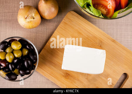 Vue de dessus sur le fromage feta en regard de bol en verre d'olives Banque D'Images