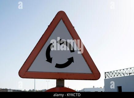 Rond-point road sign, Lanzarote, îles Canaries, Espagne.. Banque D'Images