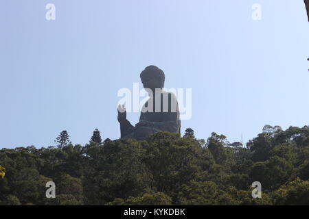 Big Buddha sur l'île de Lantau, à Hong Kong. Le pèlerin dans le soleil Banque D'Images