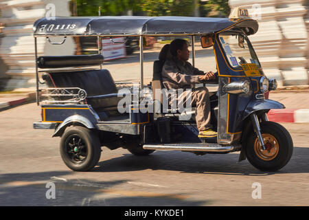 Un tuk tuk dans les rues de Chiang Mai dans le nord de la Thaïlande. Ils sont parfois appelés "auto-pousse.' Banque D'Images