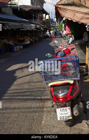 Une moto garée dans la rue, Chinatown, Chiang Mai, Thaïlande Banque D'Images