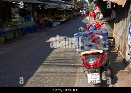 Une moto garée dans la rue, Chinatown, Chiang Mai, Thaïlande Banque D'Images