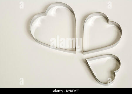 Un ensemble de trois en forme d'coeur emporte-pièce sur un fond blanc Banque D'Images