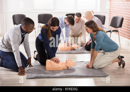 Libre d'étudiants pratiquant la compression de la RCP sur Dummy Banque D'Images