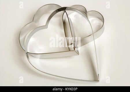 Un ensemble de trois en forme d'coeur emporte-pièce sur un fond blanc Banque D'Images