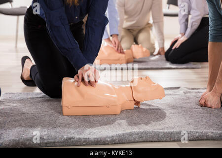De jeunes étudiants pratiquant la compression de la RCP sur Dummy Banque D'Images