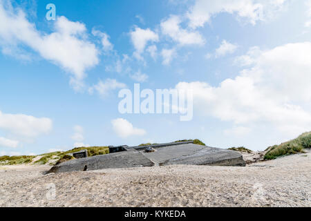 Ruine d'un bunker allemand enterré dans le sable d'une plage au Danemark un jour d'été Banque D'Images