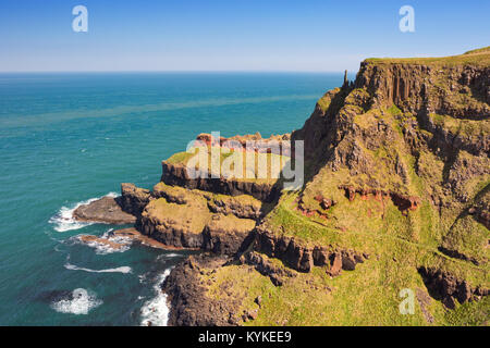 Les falaises avec des cheminées rock formation sur la côte de Causeway en Irlande du Nord sur une journée ensoleillée. Banque D'Images