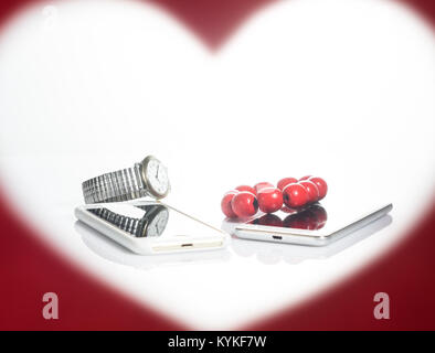 Le jour de la Saint-Valentin. Photo sous forme de coeur. Bracelet, montres et téléphones portables Banque D'Images