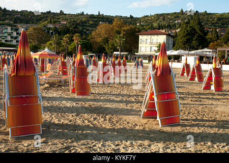 Des parasols et transats fermé sur la plage Banque D'Images