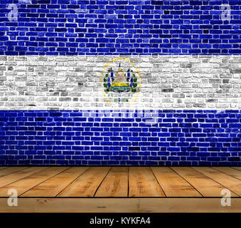 El Salvador drapeau peint sur mur de briques avec plancher en bois Banque D'Images