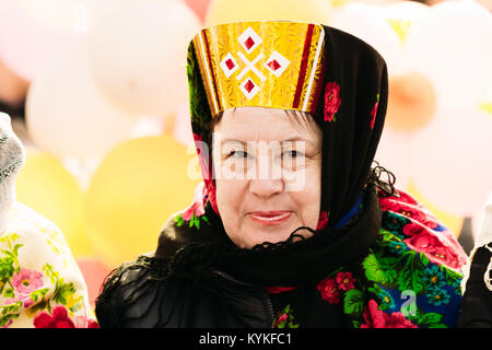 Gomel, Bélarus - 12 mars 2016 : une femme âgée dans le costume national et sur la coiffure de vacances folklorique Maslenitsa Le Mardi Gras Banque D'Images