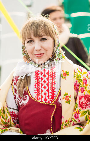 Gomel, Bélarus - Mars 12, 2016 : femme en vacances Le Mardi Gras dans le costume national du peuple biélorusse Banque D'Images