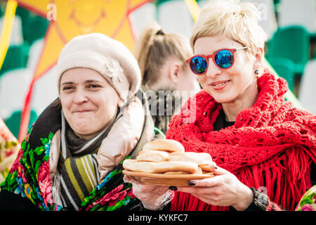 Gomel, Bélarus - 12 mars 2016 : deux femmes proposent aux clients un festin de crêpes sur le Mardi Gras en Biélorussie Banque D'Images