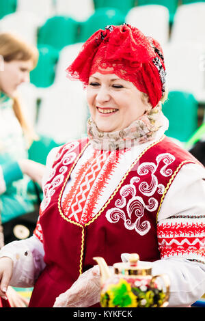 Gomel, Bélarus - 12 mars 2016 : dans les vêtements nationale du Bélarus en vacances Maslenitsa Le Mardi Gras Banque D'Images