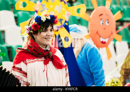 Gomel, Bélarus - Mars 12, 2016 : jeune fille dans une gerbe de fleurs sur la Fête du Printemps - Le Mardi Gras Banque D'Images