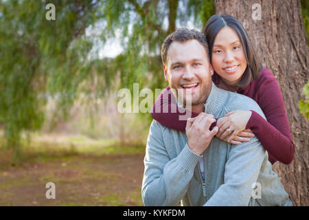 Mixed Race Woman Smiling Outdoors Banque D'Images
