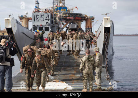 CEIBA, Puerto Rico (sept. 25, 2017) Les Marines américains avec la 26e Marine Expeditionary Unit (MEU), sortie d'un débarquement de la Marine américaine, l'utilité d'aider à soutenir les efforts de secours aux victimes de l'Ouragan Maria à Ceiba, Puerto Rico. La 26e MEU soutient l'Agence fédérale de gestion des urgences, le principal organisme fédéral, et les autorités locales à Porto Rico et les Îles Vierges américaines avec l'objectif de protéger la vie et la sécurité des personnes dans les zones touchées. (U.S. Marine Corps photo par Lance Cpl. Alexis C. Schneider/relâchée)170925-M-GQ832-0008 Banque D'Images