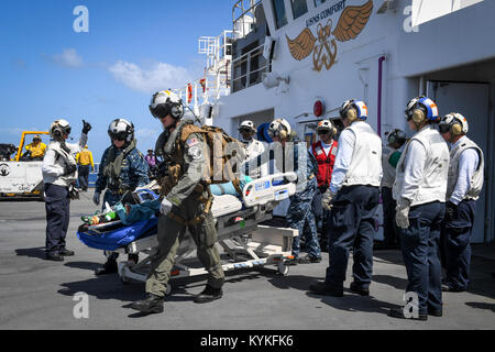 Mer des Caraïbes (oct. 22, 2017) marins embarquée à bord de la commande de transport maritime militaire navire-hôpital USNS Comfort (T-AH 20) escortent un patient à un MH-60S Sea Hawk affecté à l''mer' Chevaliers de la mer de l'Escadron d'hélicoptères de combat (HSC) 22. HSC-22 transférés au patient de l'hôpital centro medico à San Juan, Porto Rico, après avoir reçu des soins à bord du navire. Le confort est en cours fournissent des services médicaux dans les environs de Ponce, Puerto Rico, avec d'autres visites prévues autour de l'île. Le U.S. Health and Human Services et Puerto Rico sont les représentants du ministère de la santé p Banque D'Images