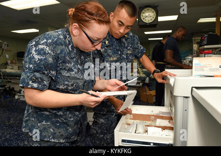 Océan Atlantique (oct. 2, 2017) Camachomacias Hospitalman Kelly, à gauche, et l'Ensign Justin Valdez, une infirmière en orthopédie, tous deux assignés à Naval Medical Center Portsmouth, infirmière de chevet stock à bord des chariots de transport maritime militaire le navire-hôpital USNS Comfort commande (T-AH 20) alors qu'il se prépare pour les opérations humanitaires à Porto Rico. Le ministère de la Défense soutient l'Agence fédérale de gestion des urgences, le principal organisme fédéral, en aidant les personnes touchées par l'Ouragan Maria afin de minimiser la souffrance et est une composante de l'ensemble de l'intervention. (U.S. Photo par Marine Banque D'Images