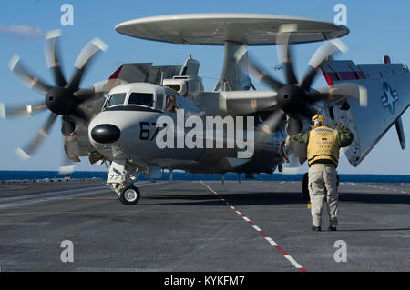 Océan Atlantique (31 déc. 11, 2017) Le lieutenant Joshua Napoli dirige un E-2C Hawkeye affecté à l' 'Grayhawks Système aéroporté de détection de porteuse (VAW) de l'escadron 120 sur le pont d'envol du USS Harry S. Truman (CVN 75). Truman est actuellement en cours de réalisation en vue des qualifications de l'opérateur pour les opérations futures. (U.S. Photo par marine Spécialiste de la communication de masse de la classe 3ème Rebecca A. Watkins/relâchée)171211-N-U486-382 Banque D'Images