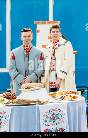 Gomel, Bélarus - 12 mars 2016 : Deux jeunes hommes dans le costume national à la foire. Le Mardi Gras Maslenitsa Banque D'Images