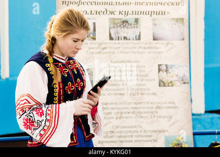 Gomel, Bélarus - Mars 12, 2016 : jeune fille dans la robe du Bélarus à la foire. Le Mardi Gras Maslenitsa Banque D'Images