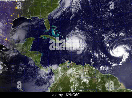 Océan Atlantique (septembre 1994). 7, 2017) Un satellite GOES image prise le 7 septembre 2017 à 8 h 45 EST indique l'ouragan l'Irma, centre, et l'Ouragan Jose, droite, dans l'océan Atlantique, et l'Ouragan Katia dans le golfe du Mexique. L'ouragan l'Irma est un ouragan de catégorie 5 avec des vents soutenus de plus de 180 mph et va de l'ouest-nord-ouest à 17 km/h. La tempête devrait toucher le sud-est des États-Unis. (U.S. Photo de la marine/libérés) 170907-N-N0101-001 ( www.navy.mil/viewGallery.asp www.facebook.com/USNavy www.twitter.com/USNavy ) ( ) ( ) ( ) pinterest.com navylive.dodlive.mil ( ) plus.google Banque D'Images