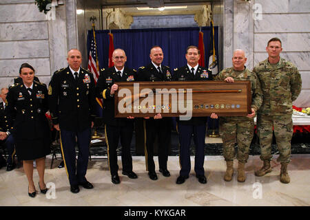 L'Adjudant-chef Dean Stoops est présenté un témoignage de reconnaissance des membres du personnel de commandement de la Garde nationale du Kentucky au cours d'un changement de responsabilité à Frankfort, Ky., le 20 Déc., 2017. (U.S. Photo de la Garde nationale par le sergent. Raymond Scott) Banque D'Images