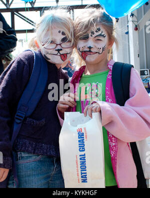 Donna Cambell et Hayley jeter montrent leur face paint et profiter d'un popcorn tout en se tenant dans la ligne pour la pizza et autres sucreries à la Journée de reconnaissance de l'enfant Militaire (Photo de 1Lt Mark Slaughter) Banque D'Images