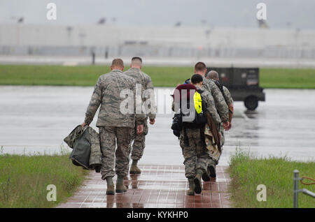 Aviateurs du Kentucky Air National Guard se préparent à décoller à la 123e Airlift Wing, Louisville, Ky le 6 juillet 2013 avant leur déploiement dans le U.S. Southern Command. (U.S. Photo de la Garde nationale aérienne Airman Joshua Horton) Banque D'Images