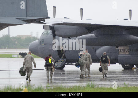 Aviateurs du Kentucky Air National Guard se préparent à décoller à la 123e Airlift Wing, Louisville, Ky le 6 juillet 2013 avant leur déploiement dans le U.S. Southern Command. (U.S. Photo de la Garde nationale aérienne Airman Joshua Horton) Banque D'Images