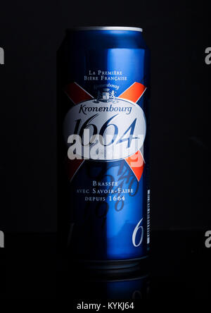 Londres, UK - janvier 02, 2018 froid : bouteille de Kronenbourg 1664 bière sur fond noir. Un 5,5 % lager pâle est la marque principale de brasserie Kronenbourg ow Banque D'Images