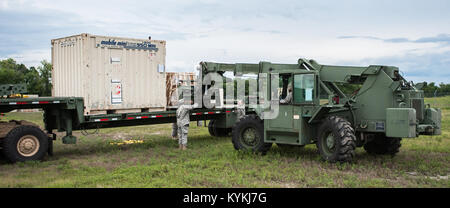 La CPS de l'armée. Glaspie Brandon et de l'Armée de la FPC. Loura Wiggs du U.S. Army's 689th Port rapide en ouvrant Fort Eustis, Va., le placement d'une palette de matériel de secours en cas de catastrophe sur un camion à plateau à MidAmerica St. Louis Airport de Mascoutah, Illinois, le 7 août 2013, dans le cadre de l'exercice d'allégement de la passerelle, une commande de transport aux États-Unis tremblement-réponse-scénario. Les soldats travaillaient à l'avant noeud d'une tâche commune, l'ouverture de Force-Port où des secours qui arrivent par voie aérienne pour un transport ultérieur sur des terres par les camions. La California Air National Guard's 123Co Banque D'Images