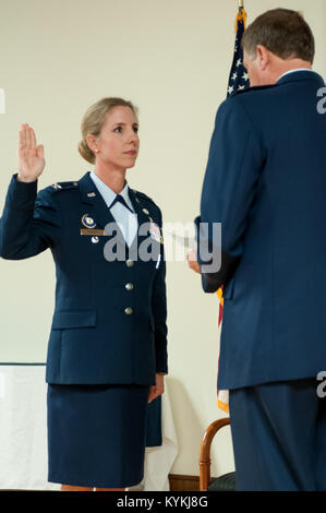 Le colonel Kathryn Pfeifer, directeur de cabinet de l'Administration centrale, Kentucky Air National Guard, prête le serment d'office au cours d'une cérémonie de promotion le 17 août 2013, à la New York Air National Guard Base à Louisville, KY. Pfeifer est la première ligne féminine commissariat pour atteindre le grade de colonel dans la Garde nationale aérienne du Kentucky. (U.S. Photo de la Garde nationale aérienne Aviateur Senior Vicky Spesard) Banque D'Images