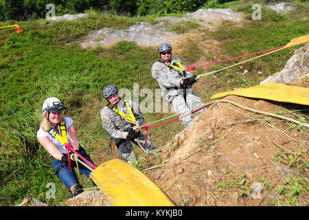 Le major John Cline a été promu au grade de lieutenant-colonel au cours d'une cérémonie à Frankfort, Ky., le 22 août, 2013. Cline, sa femme, Tracey et le Colonel William A. Denny étaient suspendues au dessus de nous pour la 127 l'épinglage. (U.S. Photo de la Garde nationale par le sergent. Raymond Scott) Banque D'Images