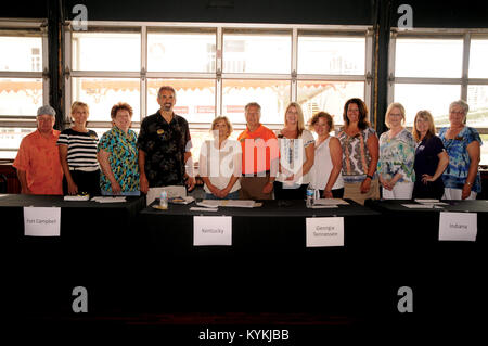 Le personnel des services de vulgarisation survivant poser lors d'un kiosque d'inscription pour l'association SOS en bateau, Newport, Ky., 14 juin, 2015. Le trajet en bateau est destiné à fournir une journée remplie de plaisir pour les survivants et les membres de la famille de membres de service Gold Star (familles). Banque D'Images