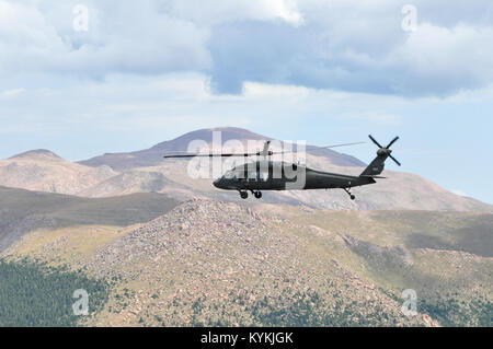 Les soldats de l'aviation de Bravo Co., 2e bataillon du 147e et 63e d'aviation Aviation Théâtre ont participé à la Brigade d'aviation de haute altitude Training School (HASM) dans le gypse, au Colorado en août 2013. (Photo : Capt Stephen Martin, Affaires publiques de la Garde nationale du Kentucky) Banque D'Images