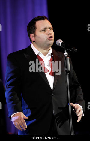 Paul Potts - gagnant de 'Britain's Got Talent" l'exécution en concert au Hammersmith Apollo de Londres, Royaume-Uni - 17 février 2008. Crédit photo : George Chin/IconciPix Banque D'Images