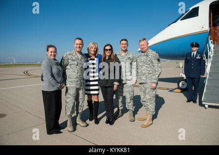 Le général Frank Grass (à droite), chef du Bureau de la Garde nationale, et Jill Biden (troisième à partir de la gauche), épouse du vice-président Joe Biden, se préparer à quitter le Texas Air National Guard Base à Louisville, Ky., le 3 novembre 2013. Biden et l'herbe étaient en route pour Churchill Downs pour la survie annuelle journée aux courses. Se joindre à eux étaient (de gauche à droite) Linda Dawson, épouse du 123e Airlift Wing Master-chef du Commandement de la Sgt. Ray Dawson Dawson ; chef ; Julissa Hurst, épouse du 123e Airlift Wing Commander Warren Hurst ; et le Colonel Hurst. (U.S. Photo de la Garde nationale aérienne par le Major Dale Greer) Banque D'Images